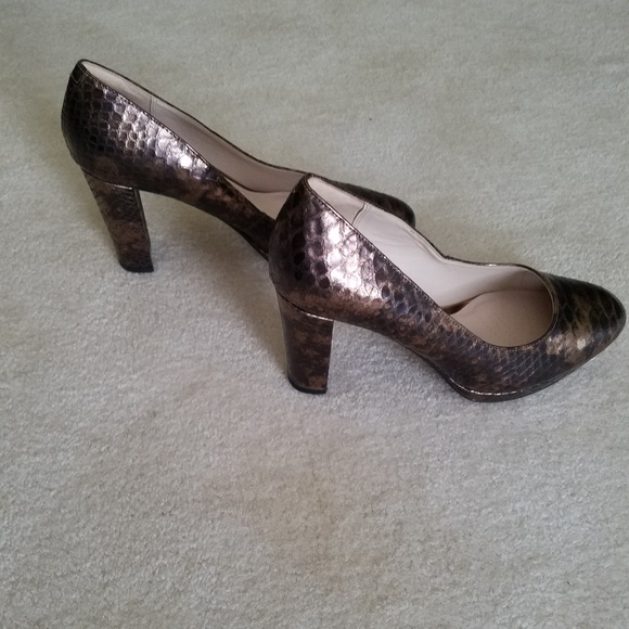 Clarks Narrative Metallic Embossed Comfort Pumps - Picture 2 of 8